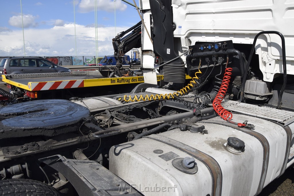 Schwerer LKW VU PKlemm A 4 Rich Olpe auf der Rodenkirchener Bruecke P465.JPG - Miklos Laubert